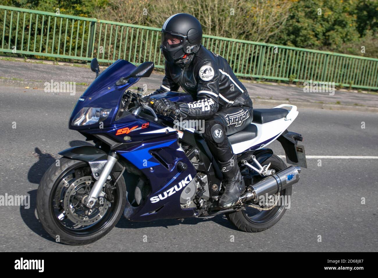 2005 Suzuki SV 1000 SZ K5; motociclista; trasporto a due ruote, motociclette, veicoli, strade, motociclette, motociclisti a Chorley, Regno Unito Foto Stock