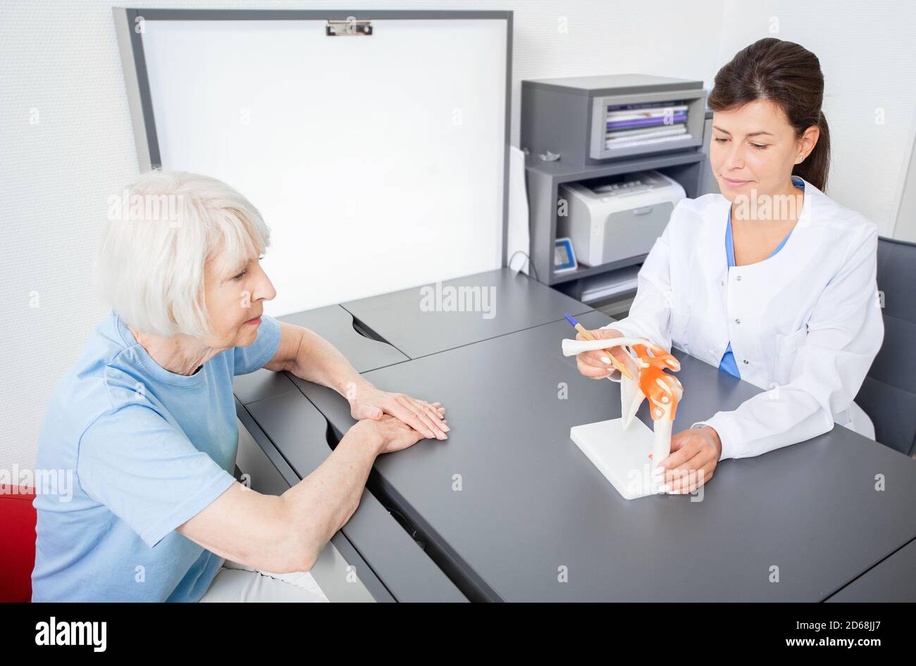 Reumatologo e paziente anziano, consultazione. Lesioni alle spalle e al collarosso. Diagnosi e trattamento fratture di omero e clavicola Foto Stock
