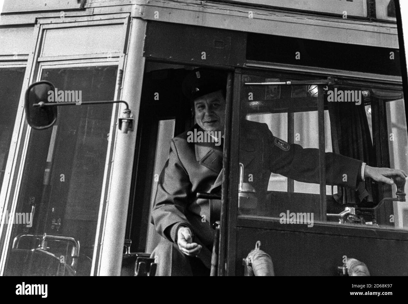 Un tram storico a Berlino Ovest che collega Nollendorfplatz (Mercato delle pulci) e Bülowstrasse (bazar turco) Foto Stock