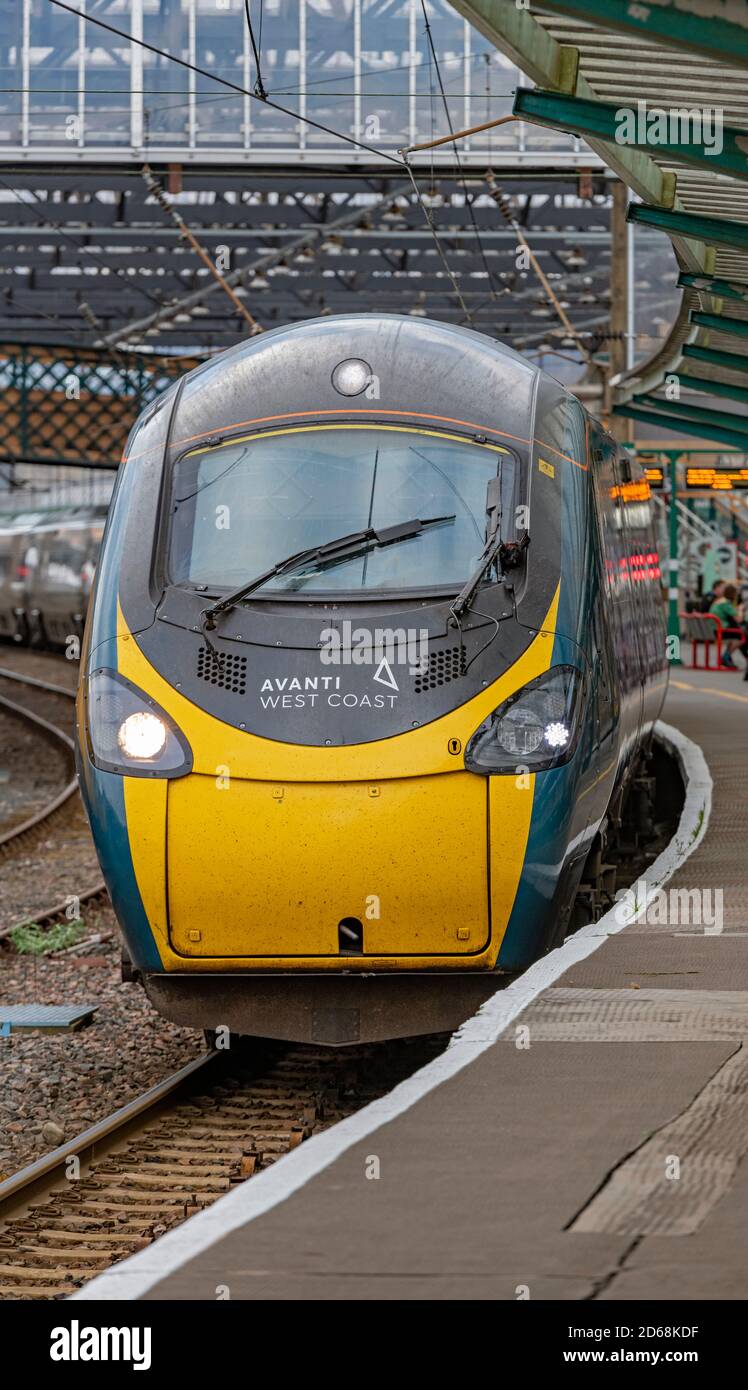 Avanti West Coast Pendolino treno 390 passeggeri alla stazione di Carlisle Foto Stock