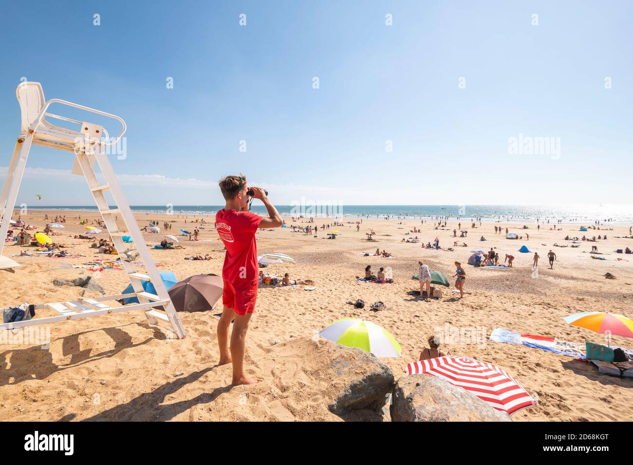 Saint-Gilles-Croix-de-vie (Francia centro-occidentale): Bagnino che controlla la spiaggia, turisti sulla spiaggia principale in estate, sulla costa del Ven Foto Stock