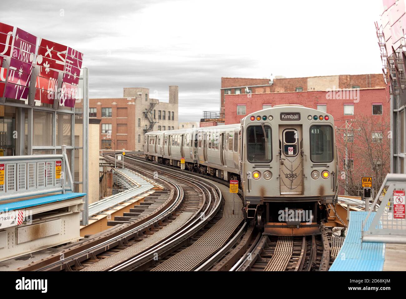 Chicago, Illinois, Stati Uniti - treno a Brown Line nel centro di Chicago. Foto Stock