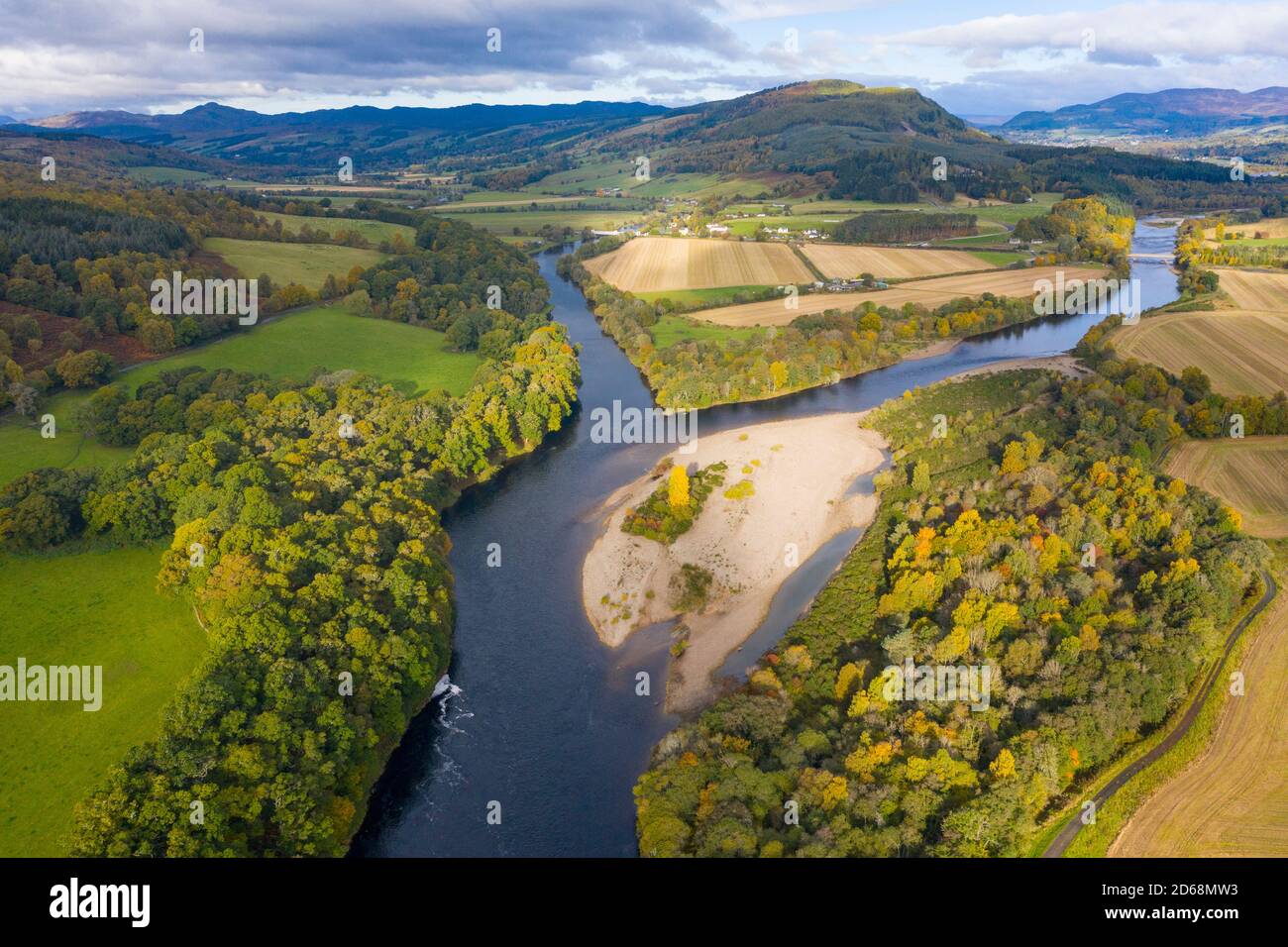 Vista autunnale della confluenza del fiume Tay e del fiume Tummel (r) a Ballinluig. Si tratta di due dei principali fiumi di salmone della Scozia. Foto Stock