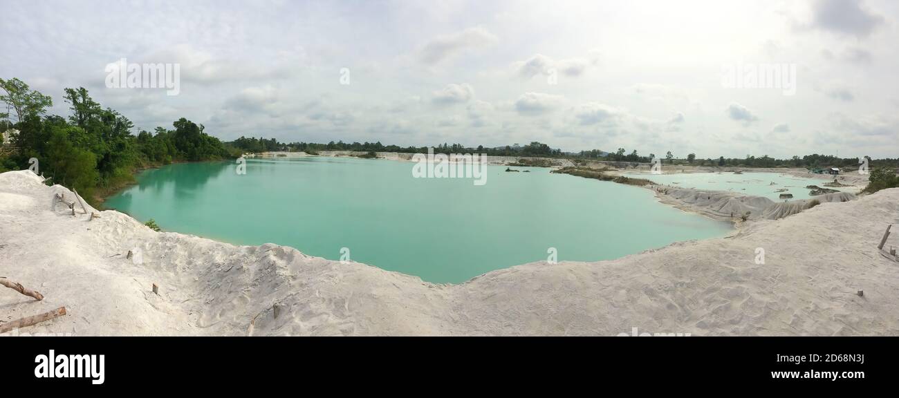 Un laghetto di acqua blu in operazione di estrazione di caolino decommissionato Foto Stock
