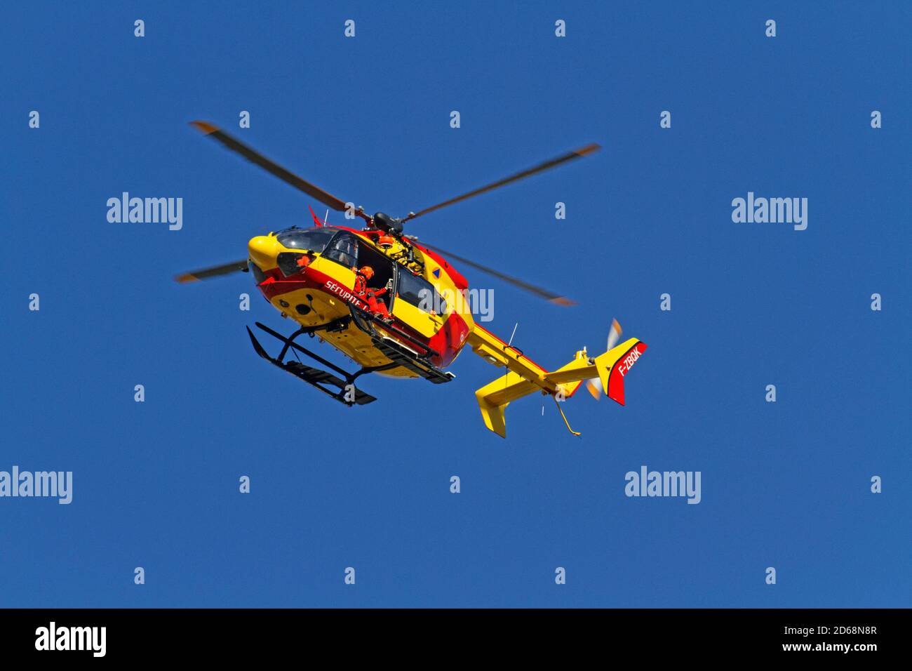 CHAMROUSSE, FRANCIA, 18 settembre 2020 : UN gruppo di soccorritori della sicurezza civile si sta allenando per recuperare un ferito in montagna sotto un elicottero Foto Stock