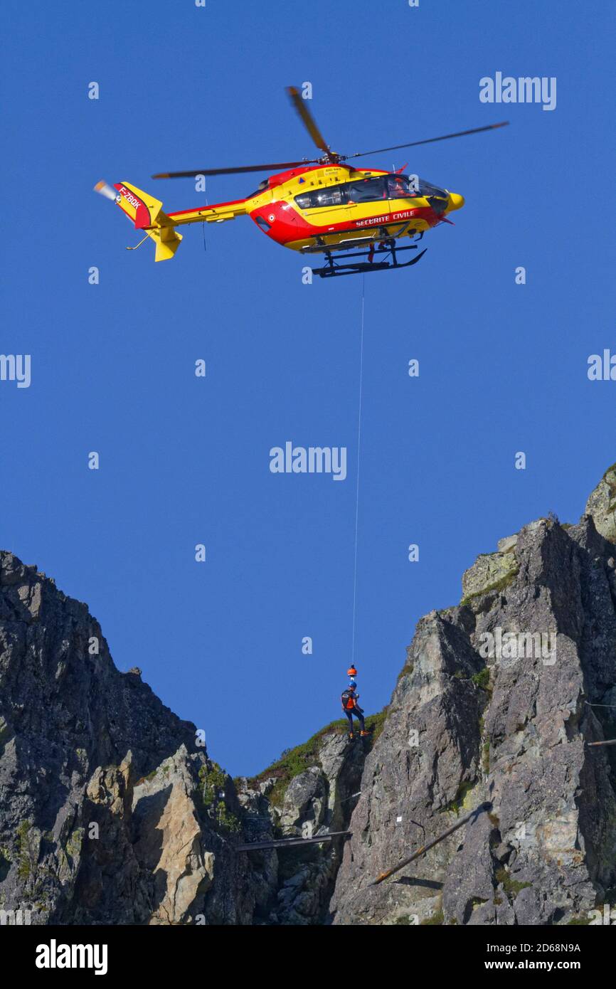 CHAMROUSSE, FRANCIA, 18 settembre 2020 : UN gruppo di soccorritori della sicurezza civile si sta allenando per recuperare un ferito in montagna sotto un elicottero Foto Stock