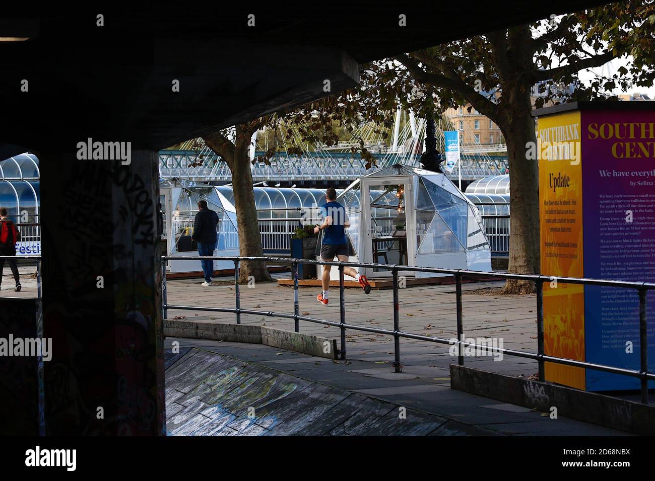 Southbank , Londra, Regno Unito. 15 Ott 2020. Regno Unito Meteo: Freddo ma soleggiato con intervalli nuvolosi. Le persone si divertono al sole a piedi o correndo lungo il fiume. Photo Credit: Paul Lawrenson-PAL Media/Alamy Live News Foto Stock