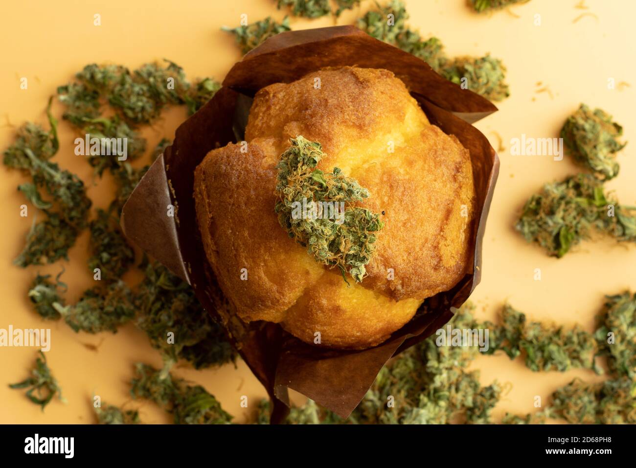 Marijuana gemma su muffin con THC. Concetto di prodotto di cannabis. Vista dall'alto sullo sfondo delle erbacce Foto Stock