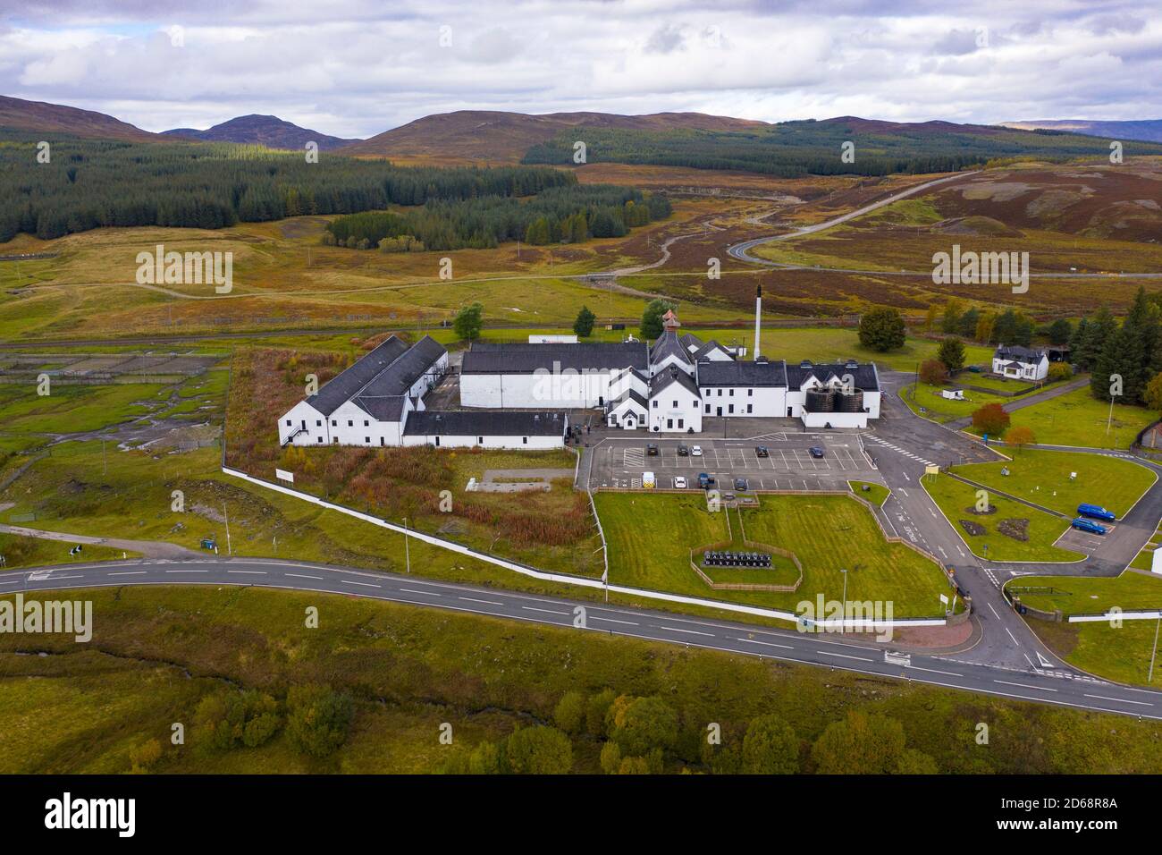 Vista aerea della distilleria Dalwhinnie nelle Highlands scozzesi, Scozia, Regno Unito Foto Stock