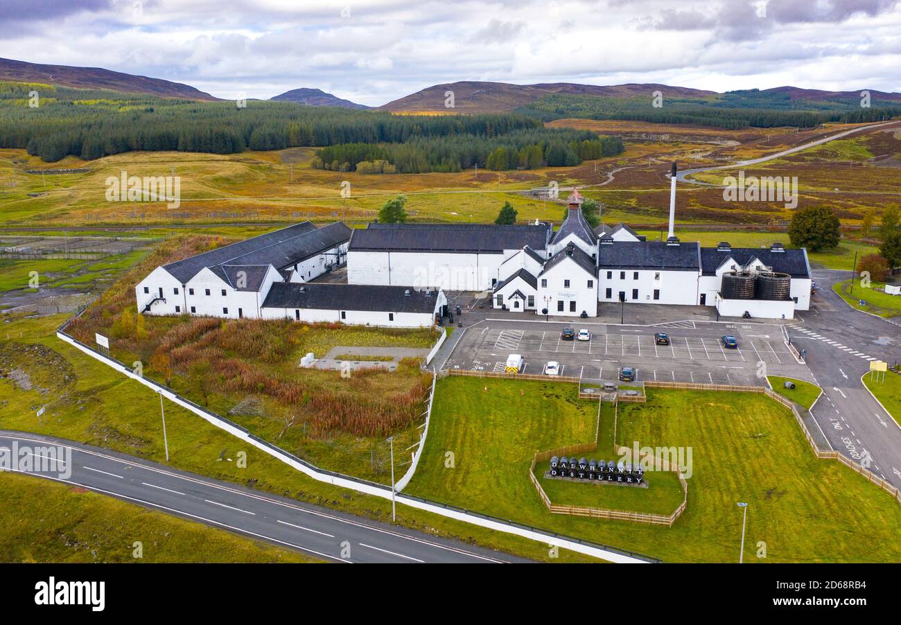 Vista aerea della distilleria Dalwhinnie nelle Highlands scozzesi, Scozia, Regno Unito Foto Stock