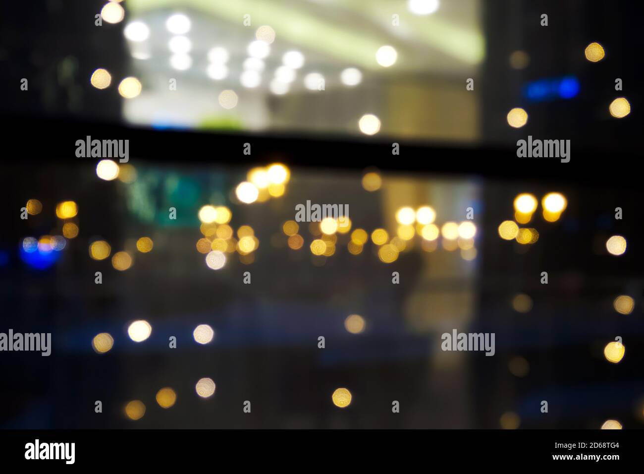 Vista offuscata astratta delle luci nella finestra notturna Foto Stock