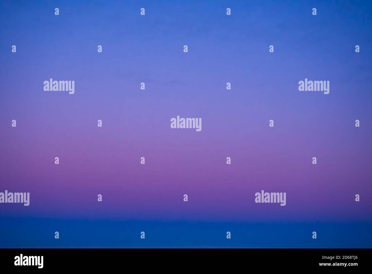 Sfumatura del cielo notturno senza nuvole, blu e rosa Foto Stock
