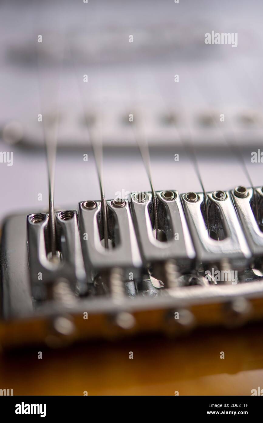 Dettaglio del ponte e delle corde su una chitarra elettrica Foto Stock