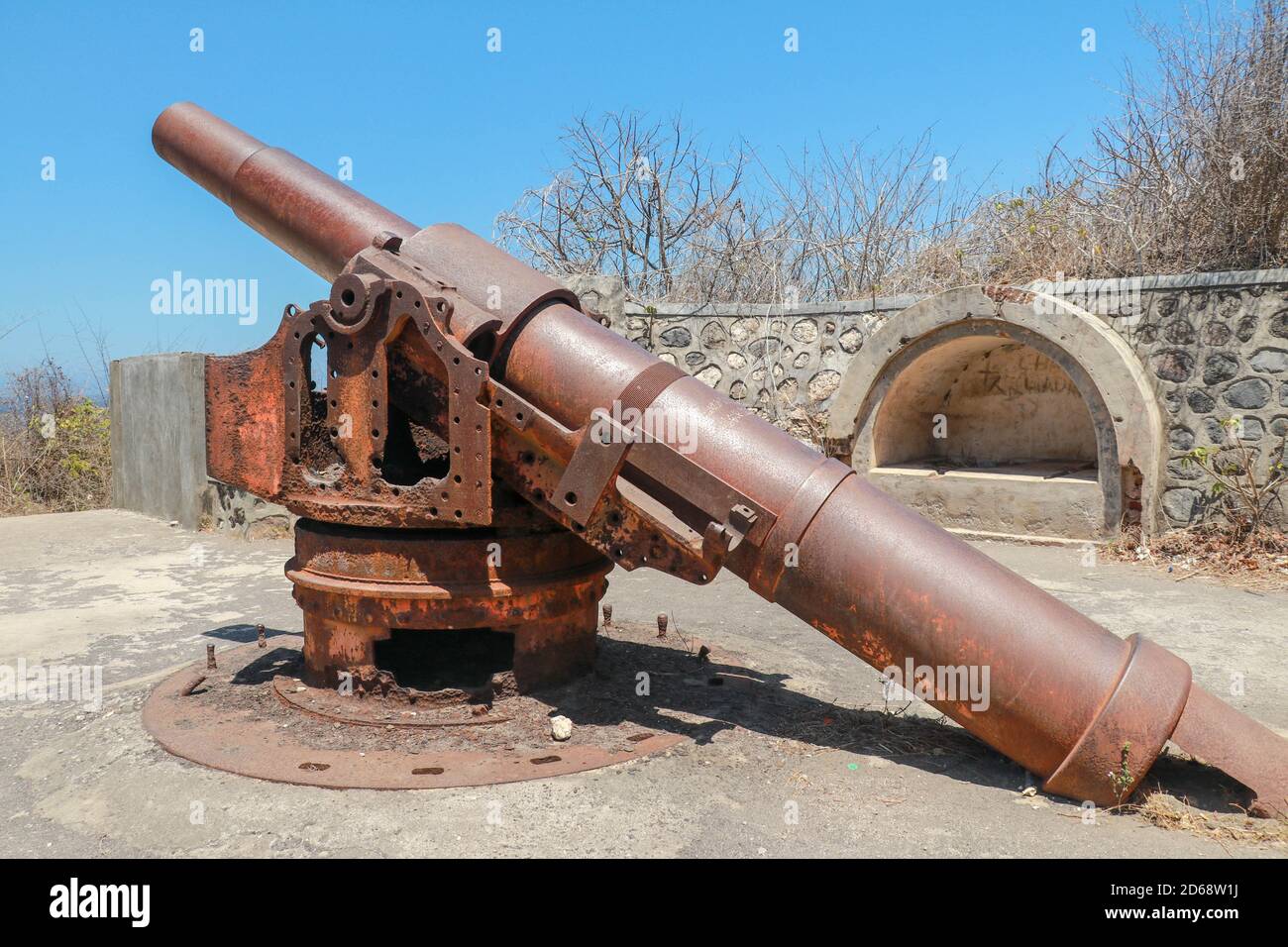 Vecchio cannone arrugginito dalla seconda guerra mondiale Cannone  giapponese Meriam Jepang in una fortificazione di pietra sull'isola di  Lombok in Indonesia. Immagine a colori di un Foto stock - Alamy