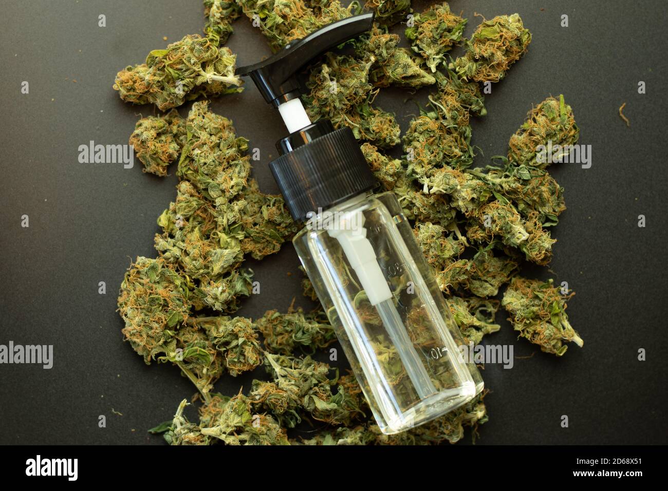 Olio di cannabidiolo su base di marijuana, CBD uso medico nella sanità. Vista dall'alto delle papille di cannabis Foto Stock