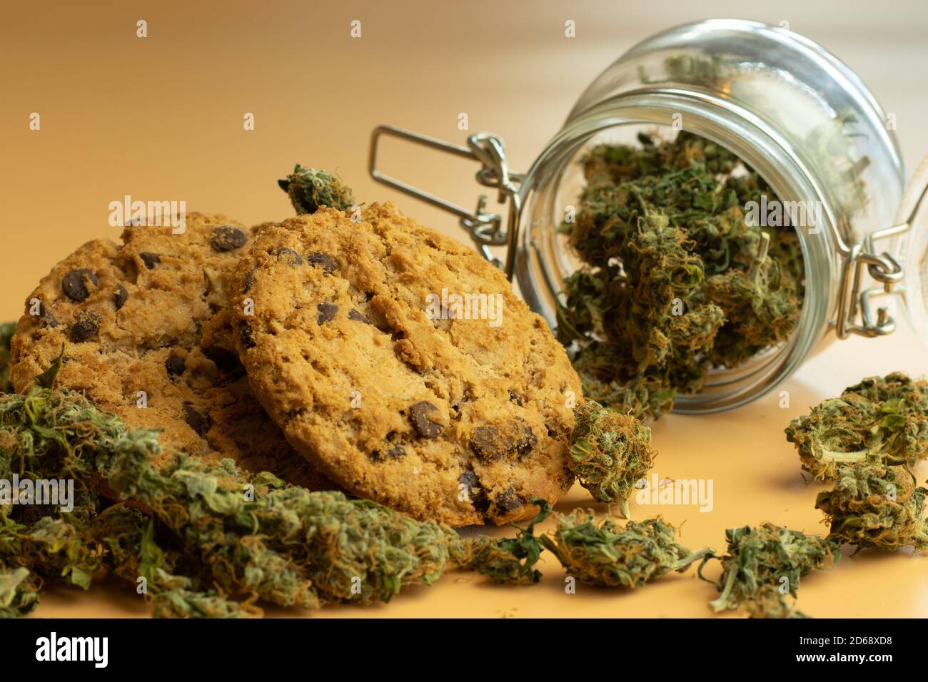 Biscotti OAT con boccioli di cannabis da vicino. Concetto di prodotto di marijuana medica. Uso di THC in ambito sanitario. Vaso con erbacce Foto Stock