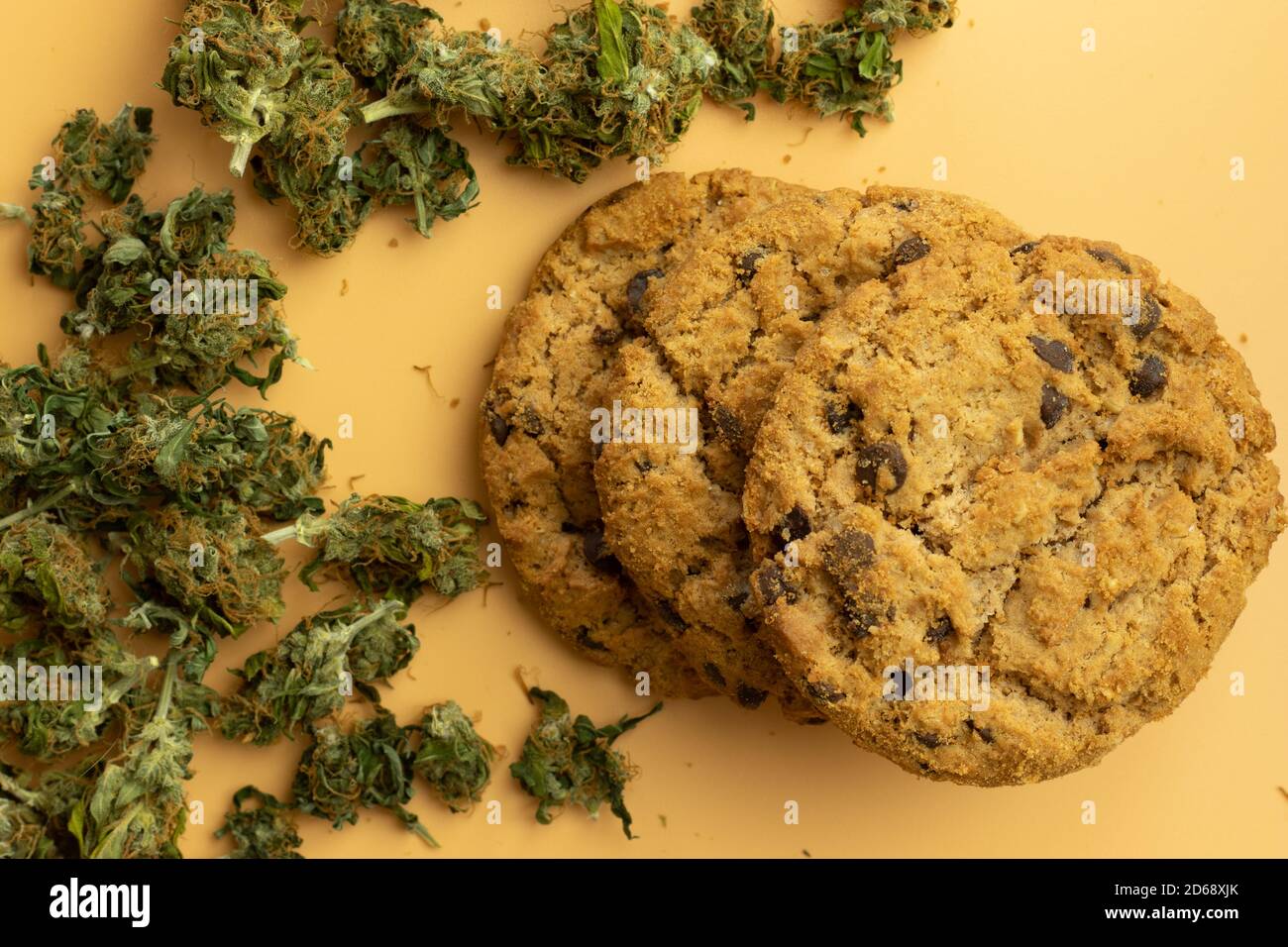 Biscotti OAT con cannabis su sfondo arancione vista dall'alto. Concetto di prodotti alimentari marijuana Foto Stock