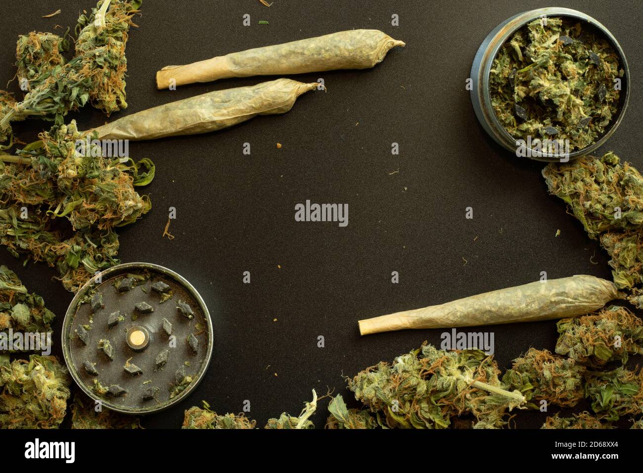 Marijuana con accessori per fumare su sfondo copy space. Concetto di disegno di cannabis Foto Stock