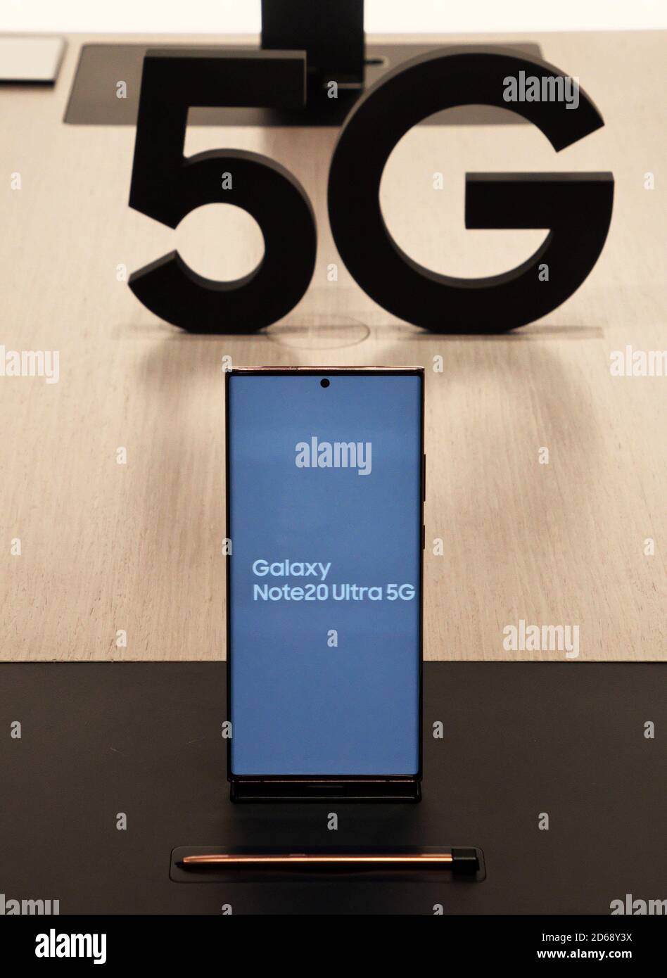 Tokyo, Giappone. 15 Ott 2020. Samsung Galaxy Note20 Ultra 5G viene visualizzato durante il giorno del lancio presso il negozio Samsung Harajuku giovedì 15 ottobre 2020. Foto di Keizo Mori/UPI Credit: UPI/Alamy Live News Foto Stock