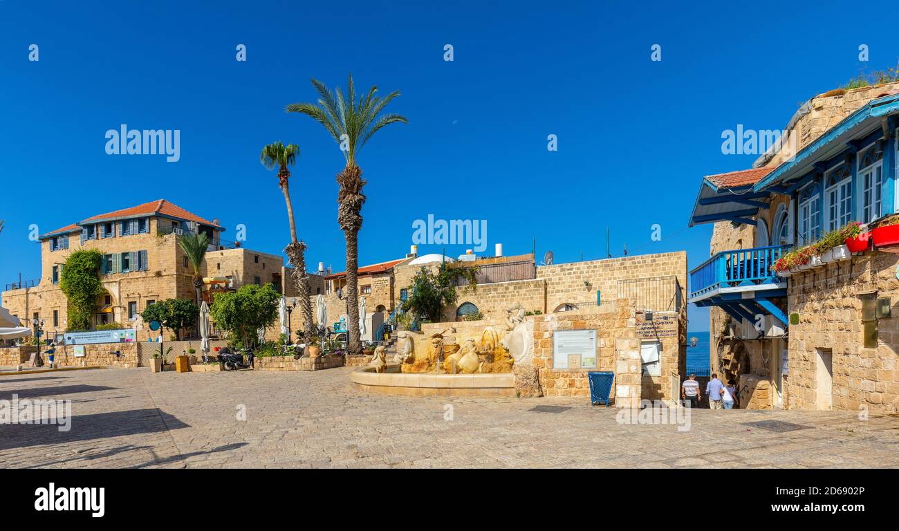 Tel Aviv Yafo, Gush Dan / Israele - 2017/10/11: Centro storico di Jaffa con la Fontana dei segni zodiacali in piazza Kikar Kdumim Foto Stock