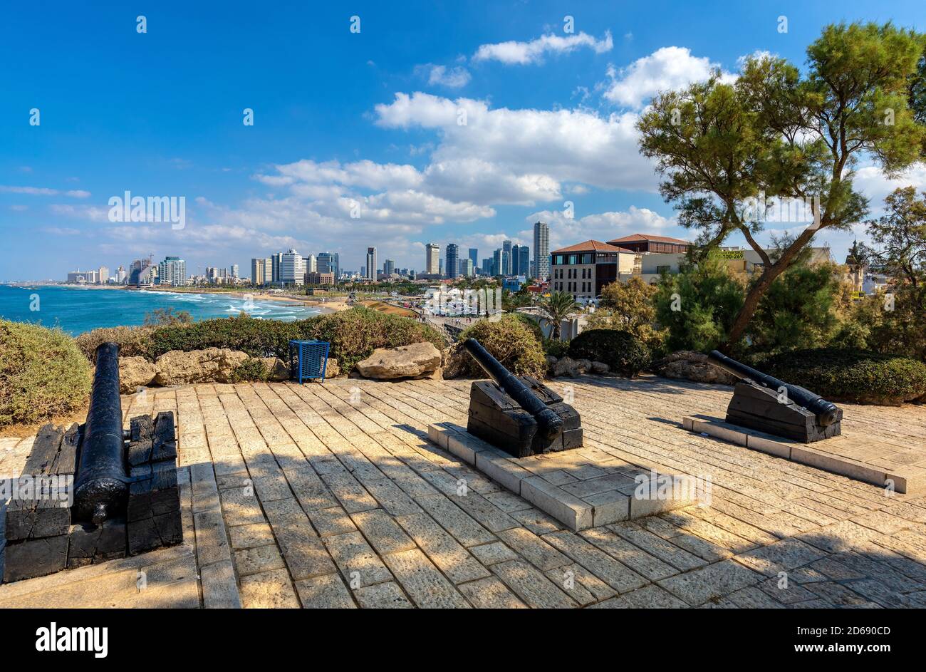 Tel Aviv Yaho, Gush Dan / Israele - 2017/10/11: Mitico Andromeda's Rocks al Parco Abrasha all'interno della Città Vecchia di Jaffa quartiere storico con Mediterraneo Foto Stock