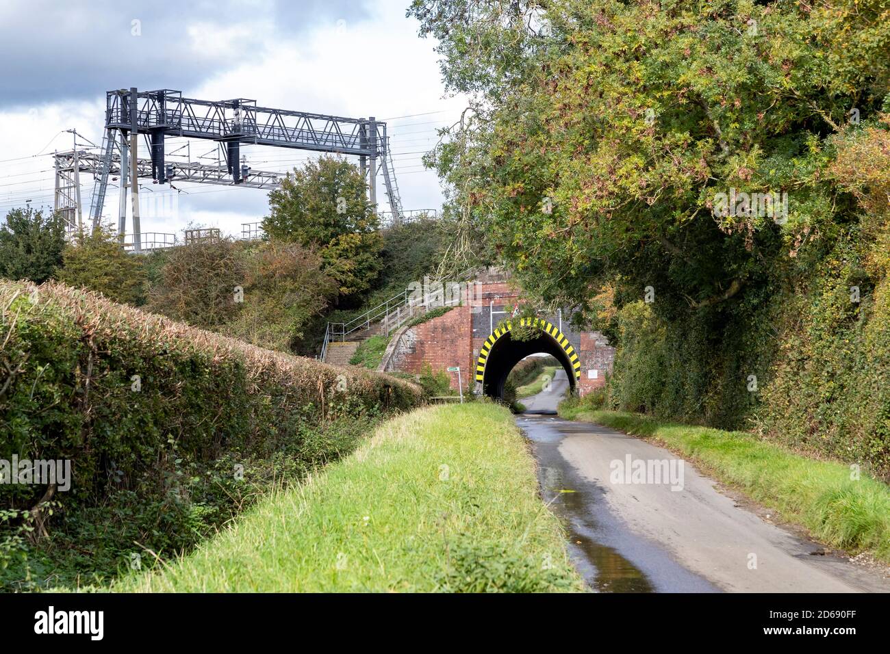 Ponte sotto linee ferroviarie su Bozenham Mill Ln, Northampton NN7 2JW vicino Hartwell, Northamptonshire, Inghilterra, Regno Unito. Foto Stock