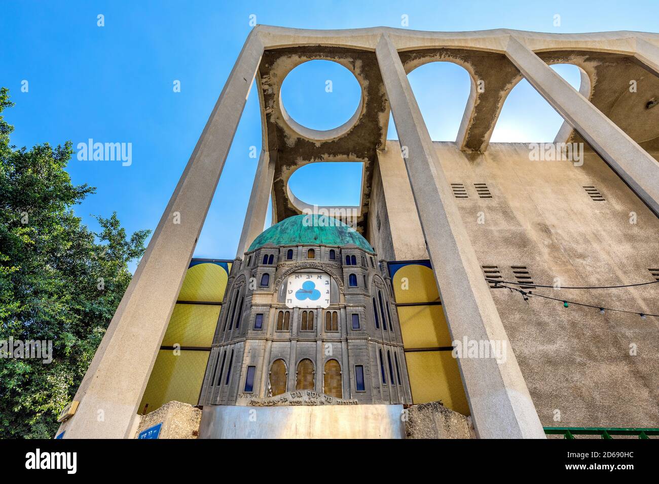 Tel Aviv Yaho, Gush Dan / Israele - 2017/10/11: Facciata della Grande Sinagoga con modello della Sinagoga Hurva al viale principale di Allenby Street nel centro della città Foto Stock