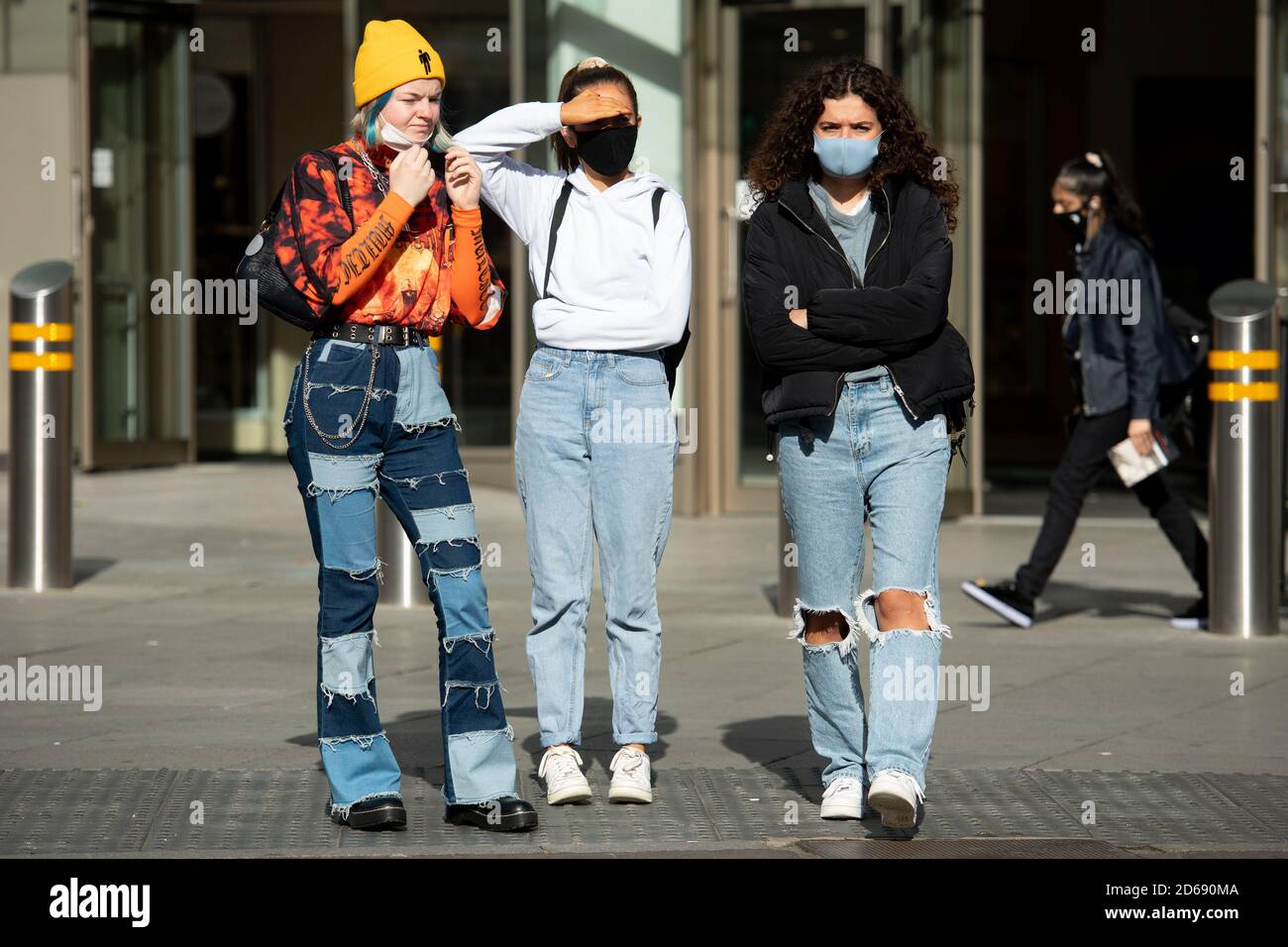 Un gruppo di donne che indossano maschere facciali cammina attraverso il centro di Nottingham. Il Nottinghamshire è stato inserito nel livello 2 delle nuove restrizioni del coronavrius con la riunione socialmente vietata all'interno e la regola di sei che si applica all'esterno. Foto Stock