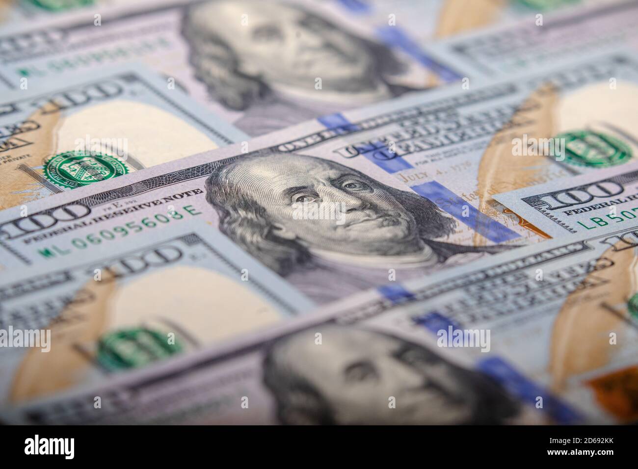 Ottenuto profitto dal commercio con sfondo bello e la struttura di uno 100 dollari, soldi, centinaia di dollari fatture, primo piano. Foto Stock