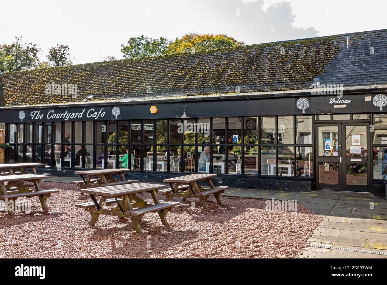 All'interno del Centro visite all'interno dell'antico complesso stabile Con caffetteria al Polkemmet Country Park vicino a Whitburn West Lothian Scozia Regno Unito Foto Stock