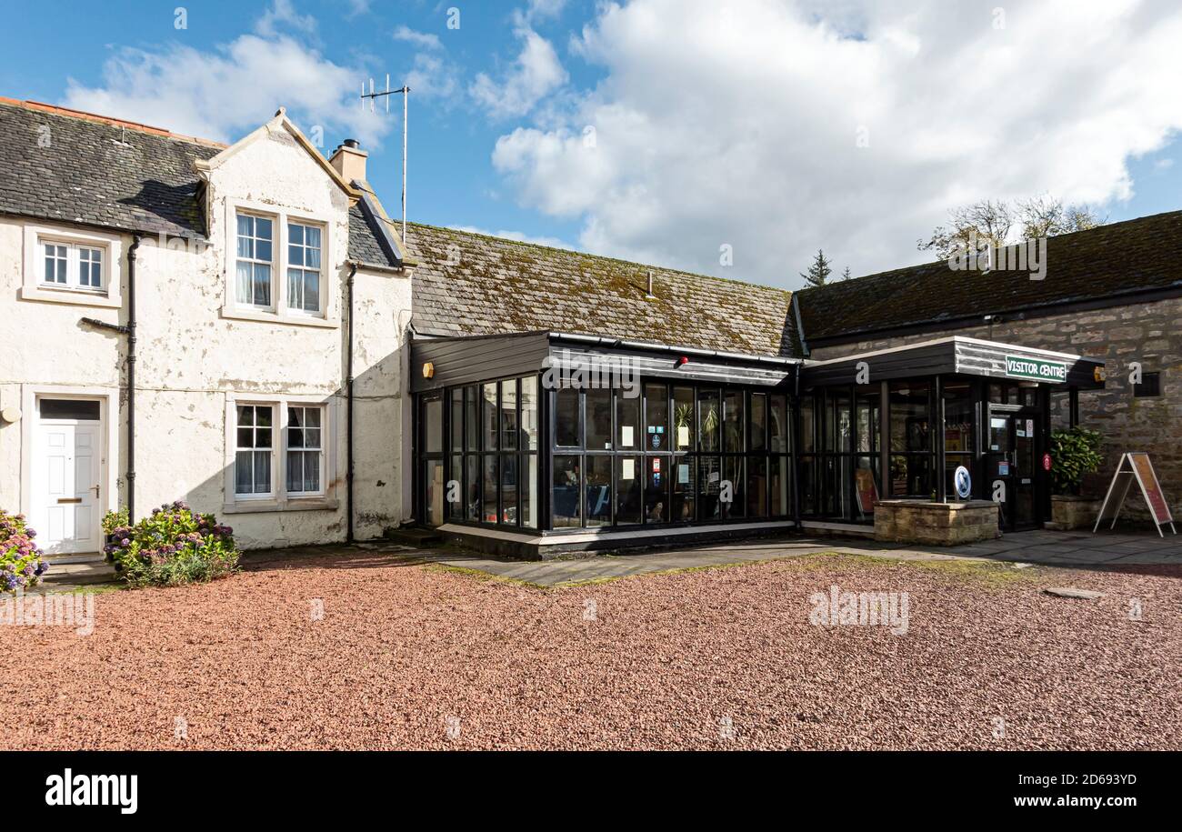 All'interno del Centro visite all'interno dell'antico complesso stabile Con caffetteria al Polkemmet Country Park vicino a Whitburn West Lothian Scozia Regno Unito Foto Stock