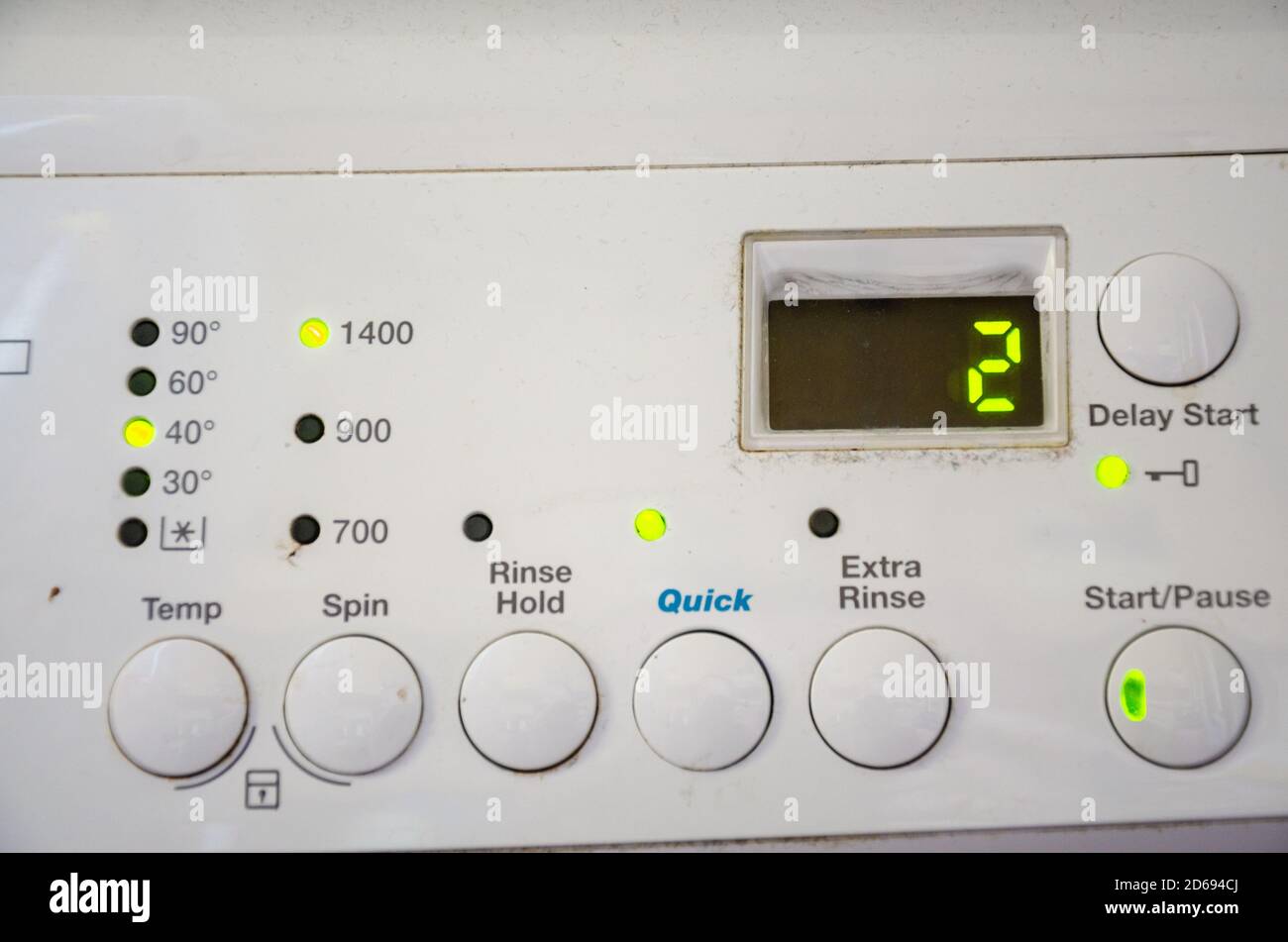 Primo piano del pannello di controllo di una lavatrice con pulsanti rotondi da premere per selezionare un ciclo di lavaggio appropriato. Display digitale con contatore Foto Stock