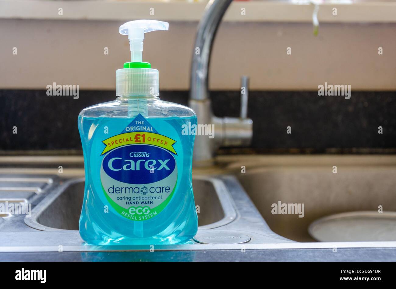 Una bottiglia di sapone liquido antibatterico per lavaggio a mano Cussons Carex sul lavandino della cucina. Foto Stock