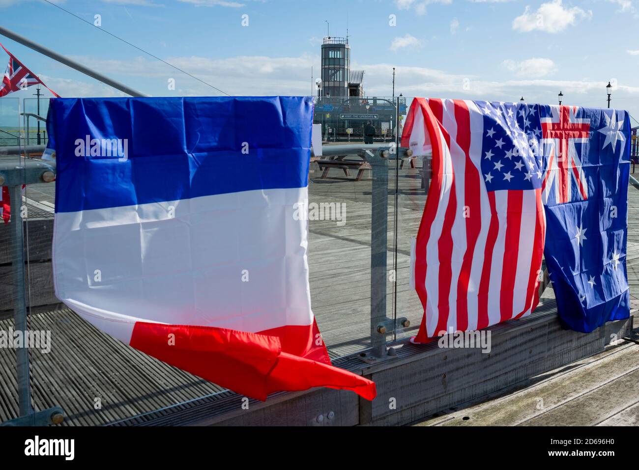 Southend Pier, Southend on Sea, Essex, Regno Unito. 15 Ott 2020. All'inizio della seconda guerra mondiale nel 1939 Southend Pier divenne una base costiera della Royal Navy ribattezzata HMS Leigh, assumendo la responsabilità di tutte le spedizioni fuori dal Tamigi verso Londra. Il 15 ottobre 1945 la Royal Navy riconsegnò la HMS Leigh al popolo di Southend. Per commemorare questa data e la storia della guerra del molo una targa è stata svelata oggi dal Sindaco e dalla Mayoressa di Southend. La sig.ra Leigh ha marchinato migliaia di navi e milioni di truppe e forniture necessarie per mantenere in atto gli sforzi di guerra degli alleati. COVID limitato Foto Stock
