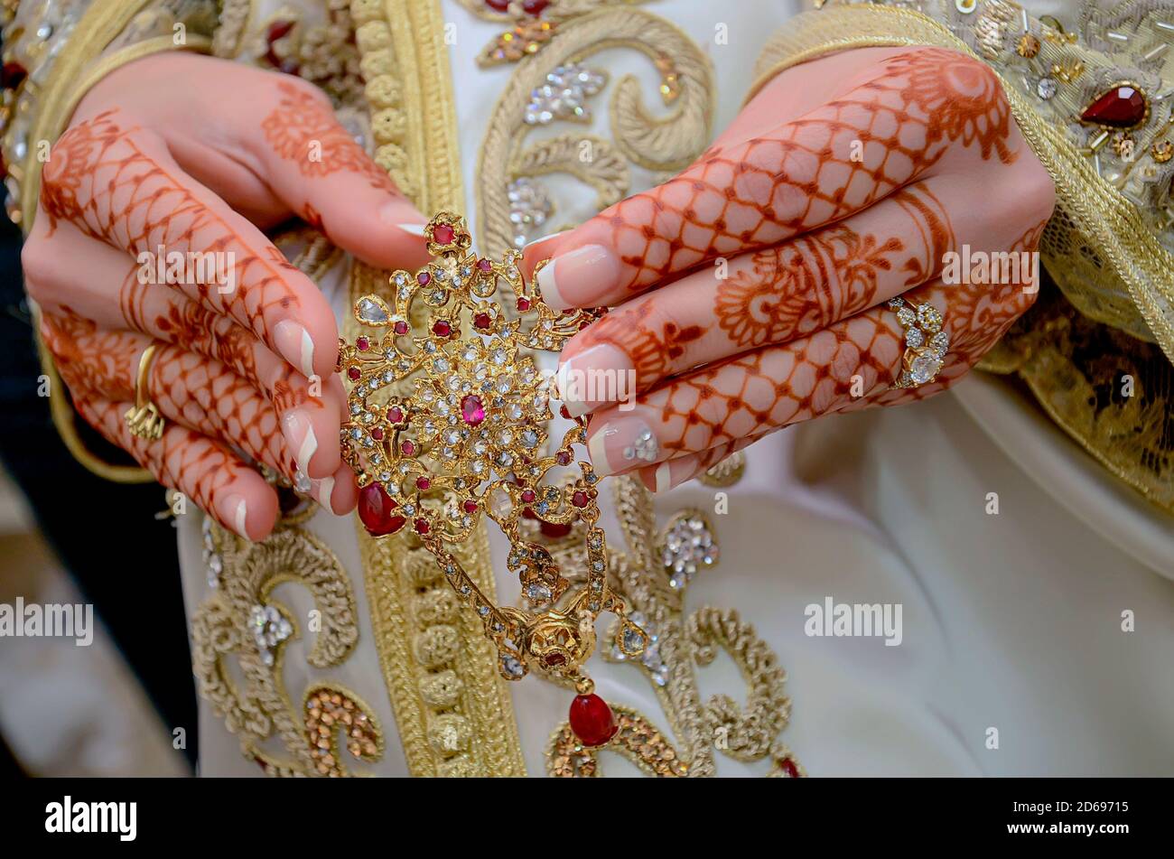 La mano della sposa araba è tatuata con hennè rosso. Tradizioni arabe di nozze Foto Stock