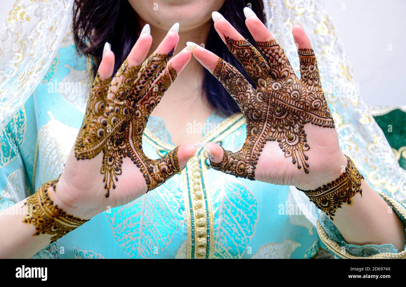 Tatuaggio Mehndi. Mani di donna con tatuaggi neri di hennè. Tradizioni nazionali marocchine. Foto Stock