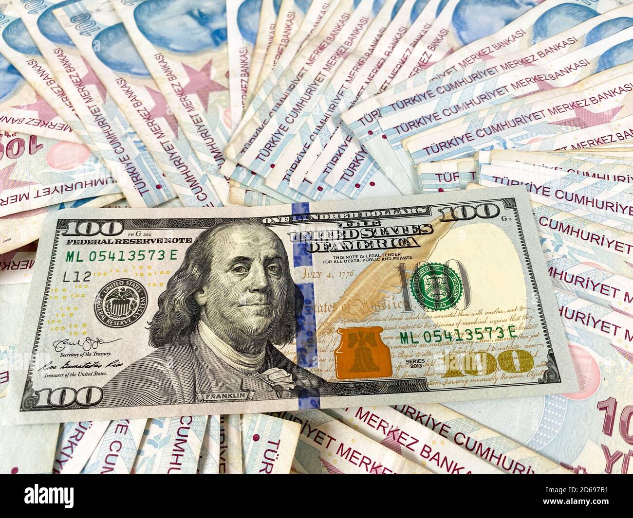 Liras turchi e cento dollari americani. La lira turca si devaluta contro il dollaro americano Foto Stock