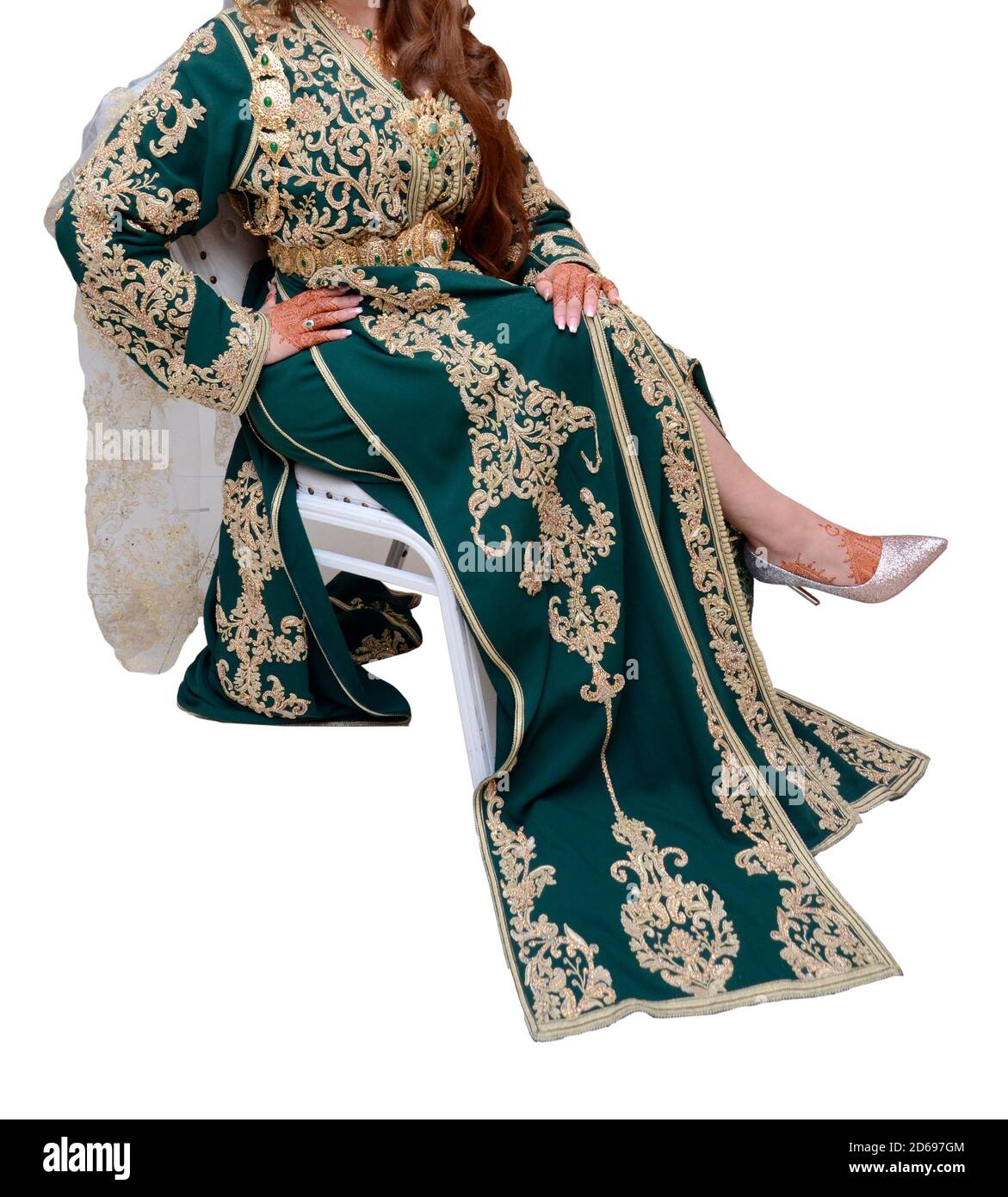 Abito tradizionale marocchino. Sposa che indossa un caftan verde costellato di gioielli Foto Stock