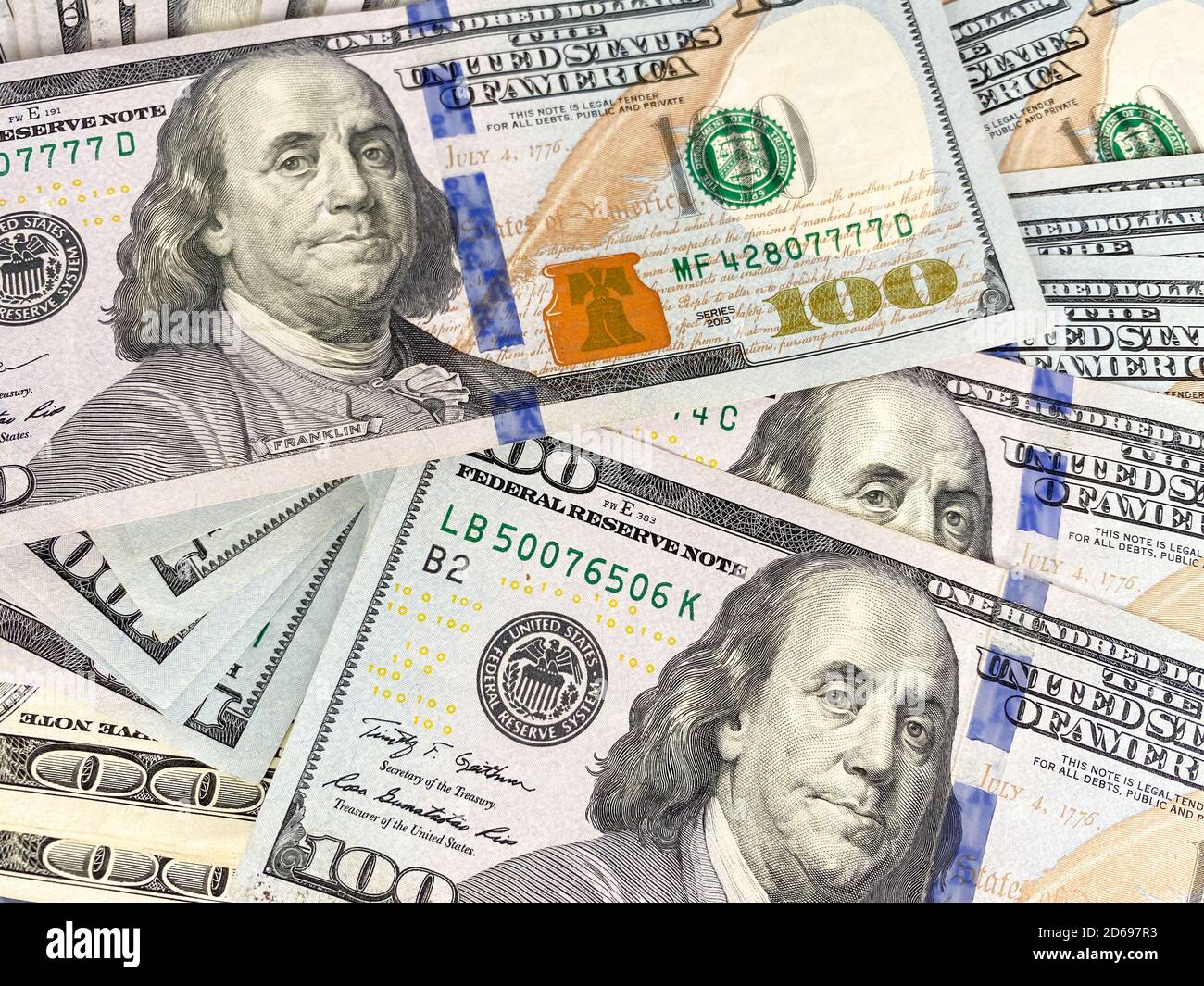 Bolletta da 100 dollari e ritratto di Benjamin Franklin sulla banconota USA. Primo piano di un centinaio di dollari bollette sul tavolo. Foto Stock