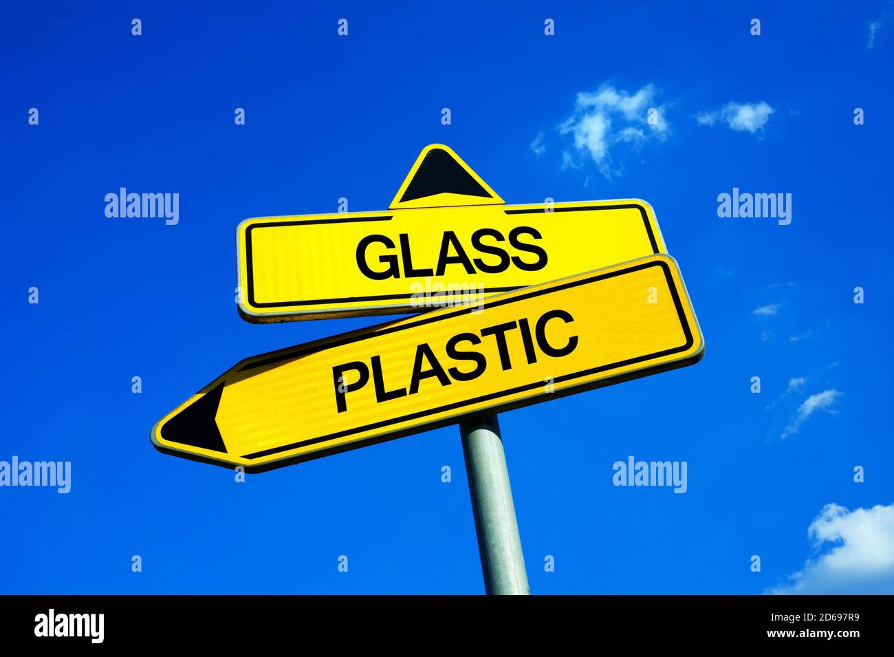Vetro vs plastica - segnale stradale con due opzioni - dilemma tra materiali per imballaggio e contenitori. Questione di rottura, riciclabilità e. Foto Stock