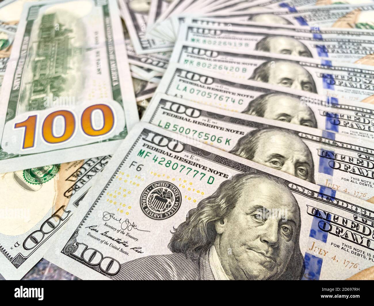 Bolletta da 100 dollari e ritratto di Benjamin Franklin sulla banconota USA. Primo piano di un centinaio di dollari bollette sul tavolo. Foto Stock