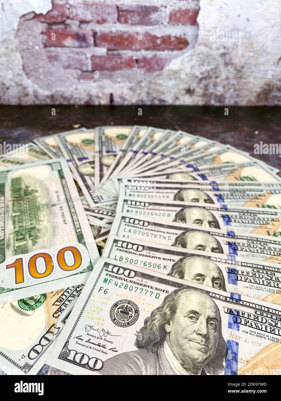 Bolletta da 100 dollari e ritratto di Benjamin Franklin sulla banconota USA. Primo piano di un centinaio di dollari bollette sul tavolo. Foto Stock
