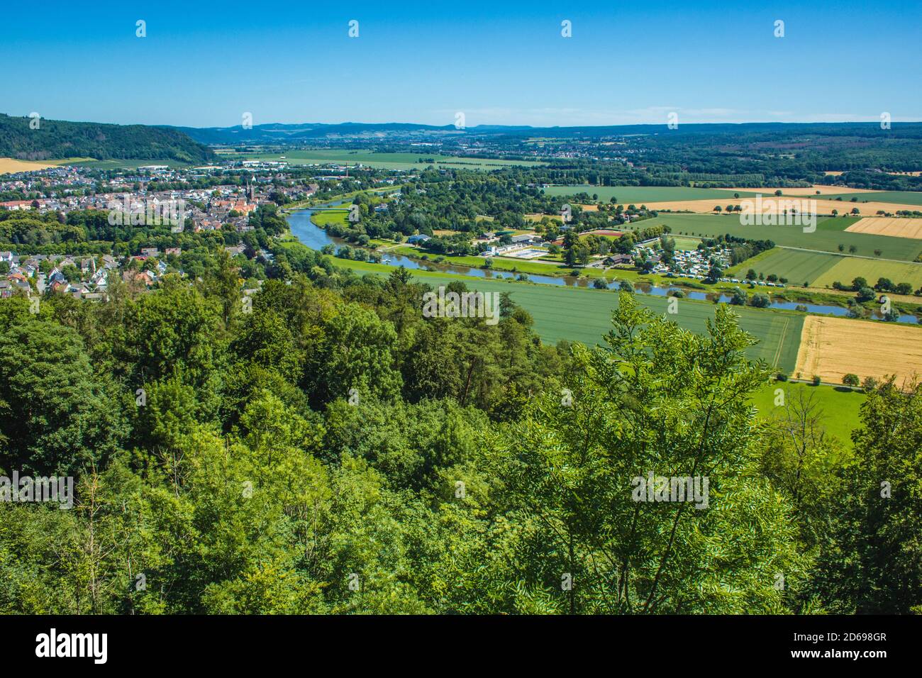 Weser Uplands / Weser Hills. Vista sul fiume Weser e dintorni vicino alla città di Höxter nel Nord Reno Westfalia, Germania Foto Stock