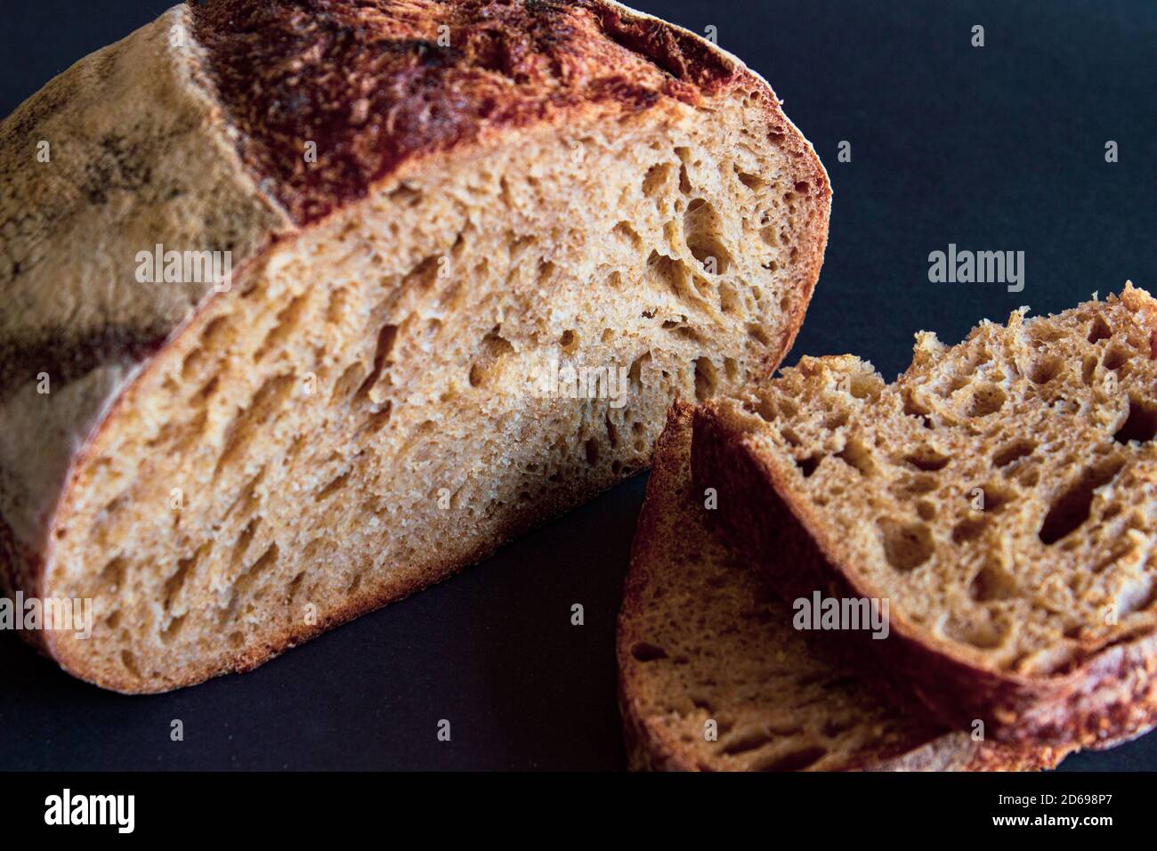 Pane fatto in casa appena sfornato, perfetto per la colazione o come contorno per qualsiasi pasto. Foto Stock