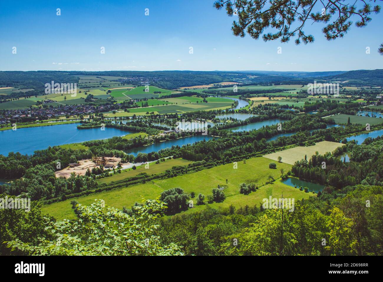 Weser Uplands / Weser Hills. Vista sul fiume Weser e dintorni vicino alla città di Höxter nel Nord Reno Westfalia, Germania Foto Stock