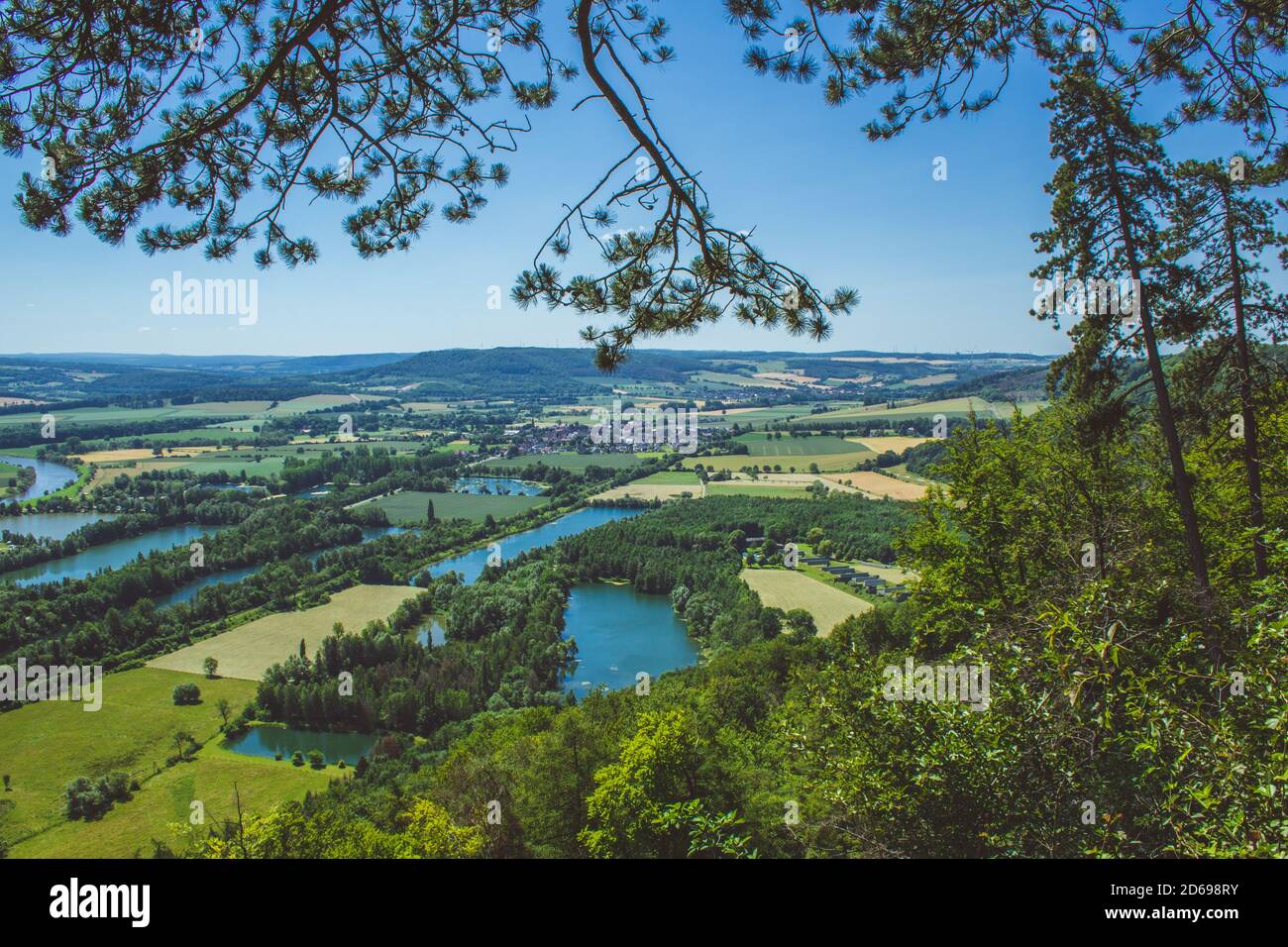 Weser Uplands / Weser Hills. Vista sul fiume Weser e dintorni vicino alla città di Höxter nel Nord Reno Westfalia, Germania Foto Stock