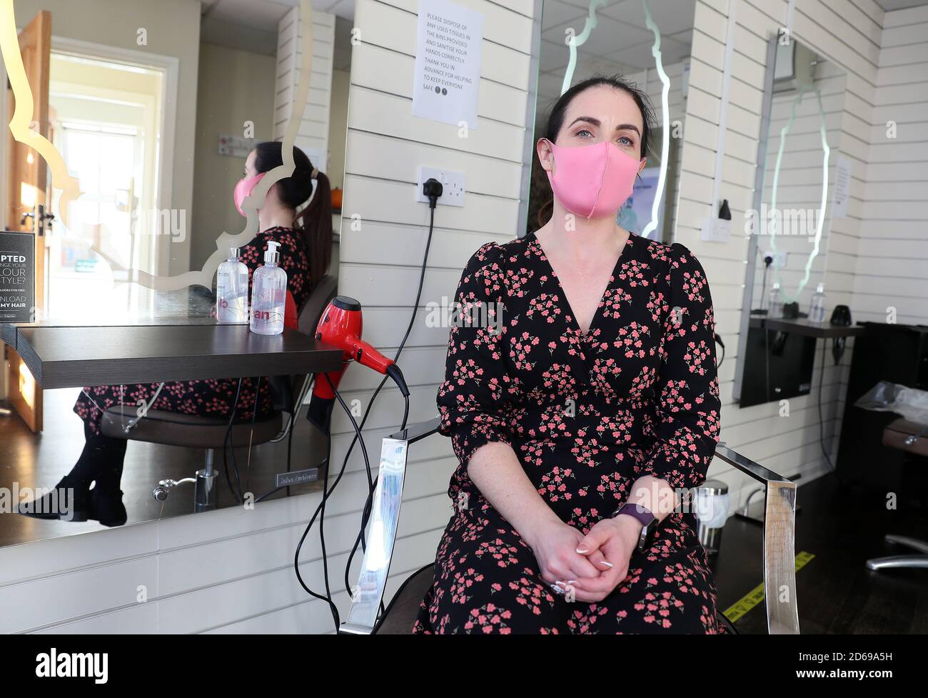 Noelle Tobin, proprietario del suo salone di parrucchiere 'n Hers' nella città di Cavan, presso la sua sede per il suo ultimo giorno d'affari prima di dover chiudere temporaneamente, come le contee Donegal, Cavan e Monaghan si preparano a passare al livello 4 del piano Covid-19 irlandese da mezzanotte stasera. Foto Stock
