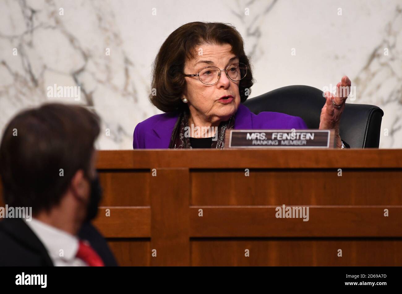 Washington, Stati Uniti. 15 Ott 2020. Diane Feinstein, D-Calif., membro della classifica, interviene durante un'audizione di conferma del Comitato giudiziario del Senato sulla nomina di Amy Coney Barrett per la Giustizia associata della Corte Suprema, a Capitol Hill a Washington, DC giovedì 15 ottobre 2020. Se confermato, Barrett sostituirà Justice Ruth Bader Ginsburg, morto il mese scorso. Foto di Kevin Dietsch/UPI Credit: UPI/Alamy Live News Foto Stock