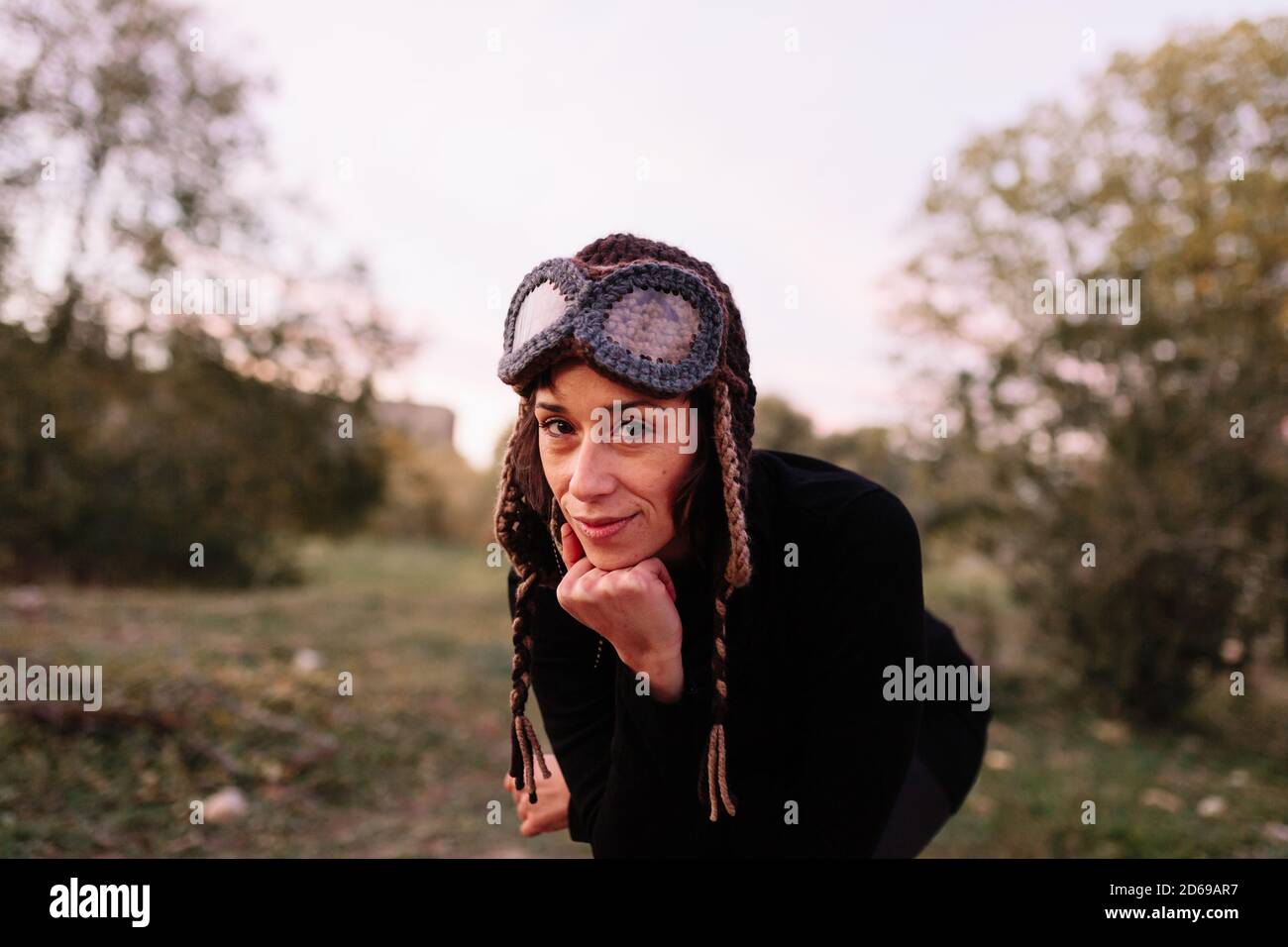 Donna che si aggira intorno su una panchina del parco Foto Stock
