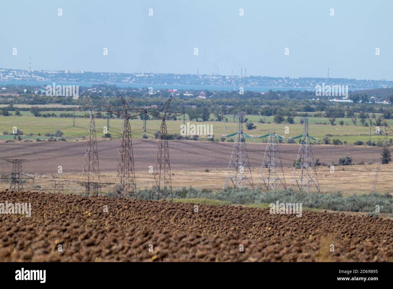Pali di alimentazione ad alta tensione linea elettrica in distanza in ucraino campagna rurale Foto Stock